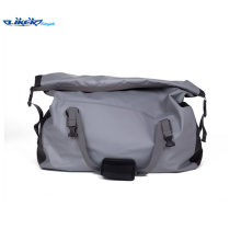 Gran mochila impermeable cómoda para viajar o senderismo o deportes acuáticos para el hombre maduro o la familia